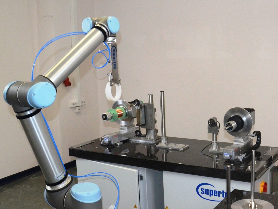 Kollaborierender Roboter mit einer Umspul-Maschine