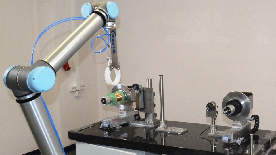 Kollaborierender Roboter mit einer Umspul-Maschine